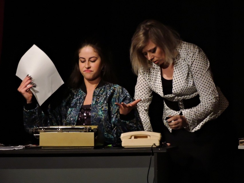 Trzy biurka i cztery kobiety, czyli nowy spektakl Ostrołęckiej  Sceny Autorskiej