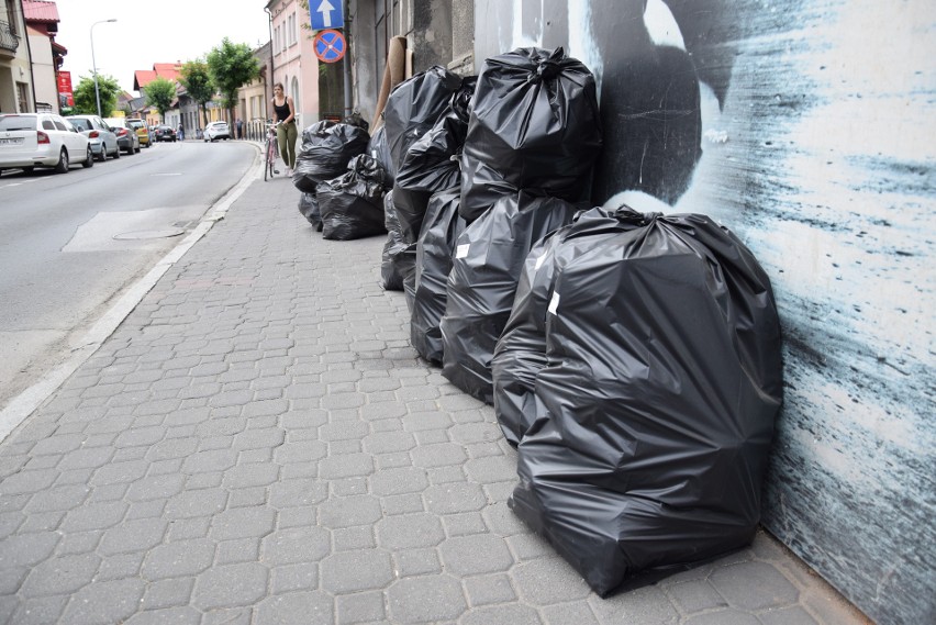 Szpalery z worków pełnych śmieci na ulicach Wadowic powinny zniknąć w ciągu kilku najbliższych dni