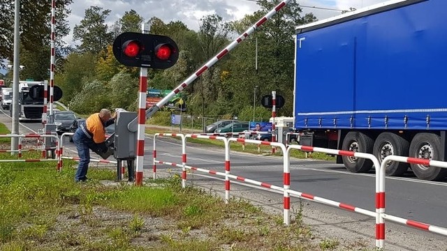 Rogatki trzeba było podnieść ręcznie, zrobiono to dopiero po kilkudziesięciu minutach. Auta stały w ogromnym korku.