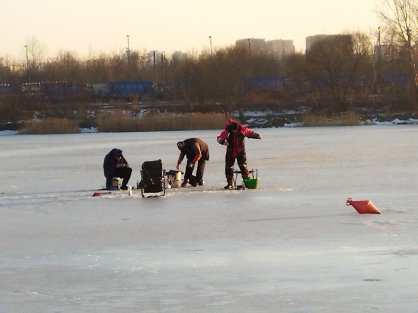 Kraków. Lód na Bagrach jest coraz cieńszy