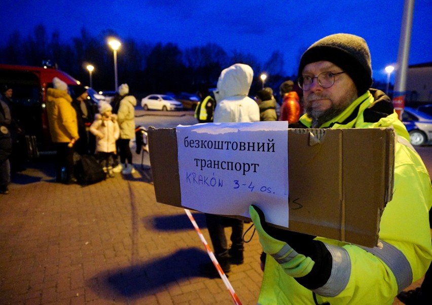 Do Polski przybywa coraz więcej uchodźców z Ukrainy. Zobacz zdjęcia z punktu recepcyjnego w Lubyczy Królewskiej