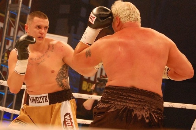 Andrzej Wawrzyk pokonał przez techniczny nokaut w piątej rundzie Francoisa Bothę. Walka odbyła się podczas gali Wojak Boxing Night w Arłamowie.