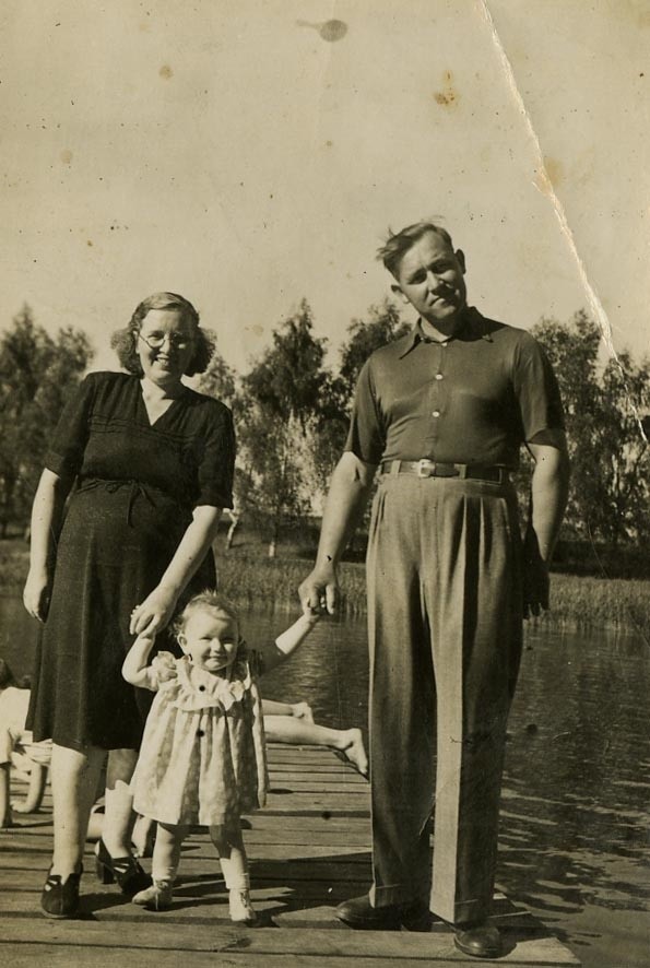 Zdjęcie z 1952 r. - Jak tylko była okazja, rodzice zabierali mnie nad jezioro - mówi Grażyna Sikorska-Stoły ze Strzelec (na zdjęciu w środku), która podesłała nam kilka starych zdjęć z j. Górnego.