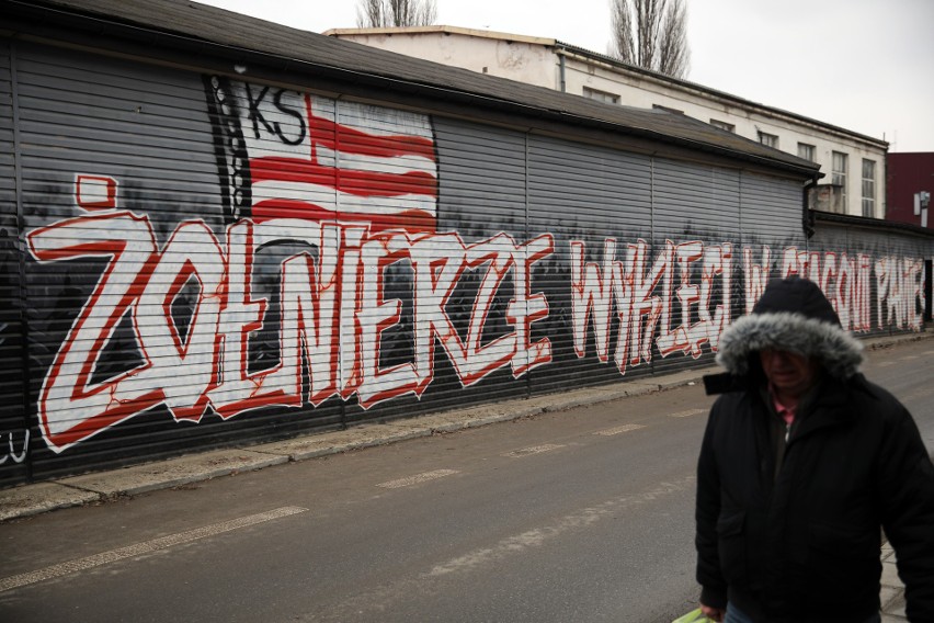 Graffiti o żołnierzach wyklętych w wykonaniu kibiców Cracovii [ZDJĘCIA]