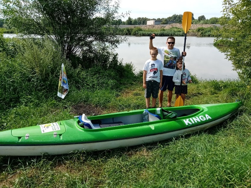 Jacek Balcerak z bratankami, Tosią i Frankiem nad brzegiem...