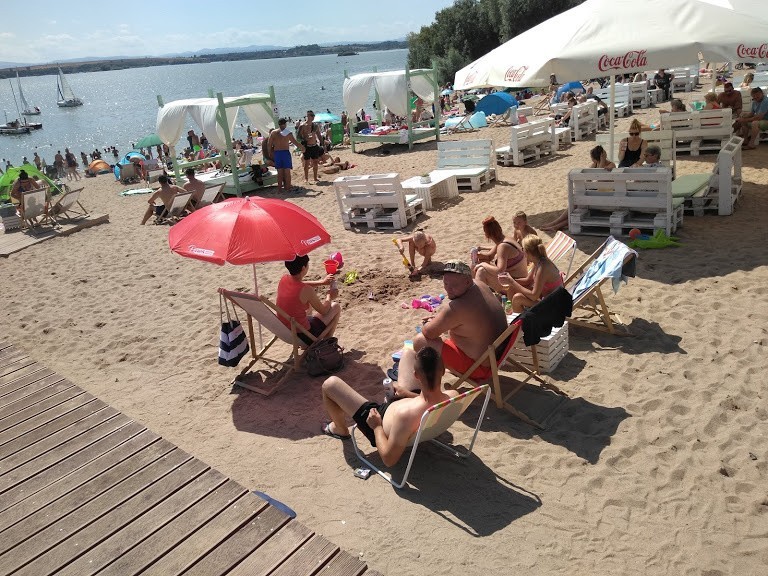 Tłumy nad Zalewem Mietkowskim. Niewielka plaża przeżywa prawdziwe oblężenie (ZDJĘCIA)