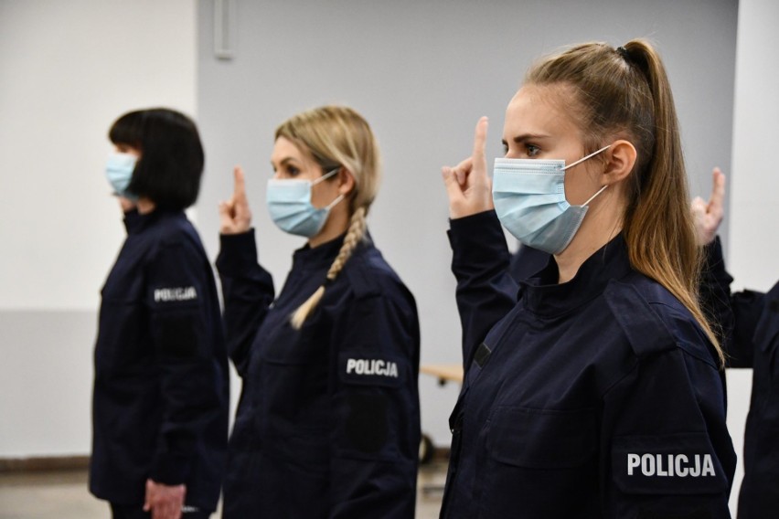 81 nowych policjantów na Śląsku, w tym cztery panie. Złożyli...