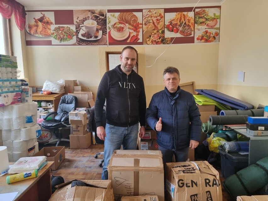 Pomoc dla Ukrainy. Paweł Malicki z Piekoszowa zawiózł paczki do Użhorodu. W drodze powrotnej zabrał 8 uchodźców 