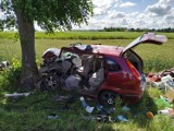 Wypadek w gminie Rogów. Samochód z dwojgiem pasażerów wypadł z drogi i uderzył w drzewo. Są ranni