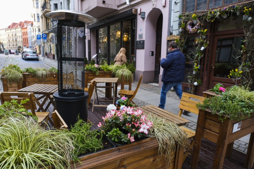 Nowy sezon na toruńskiej starówce. Stanął tu już pierwszy ogródek