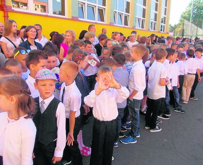 Najmłodsi uczniowie, jak ci w Szkole Podstawowej numer 4 w...