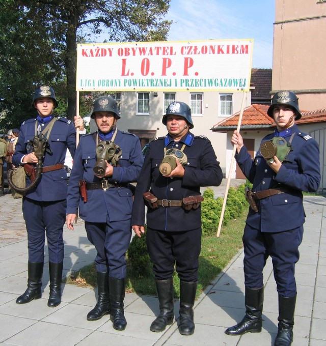 Rekonstruktorzy policyjni z Radomia, na zlocie pasjonatów historii „Pola Chwały” w Niepołomicach koło Krakowa, pokazali elementy szkolenia, jakie w okresie międzywojennym organizowała Liga Obrony Powietrznej i Przeciwgazowej.