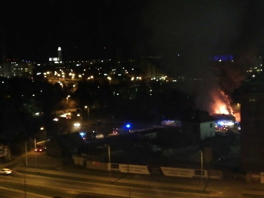 Białystok. Pożar domu drewnianego przy ul. Angielskiej. Strażacy walczą z ogniem [ZDJĘCIA]