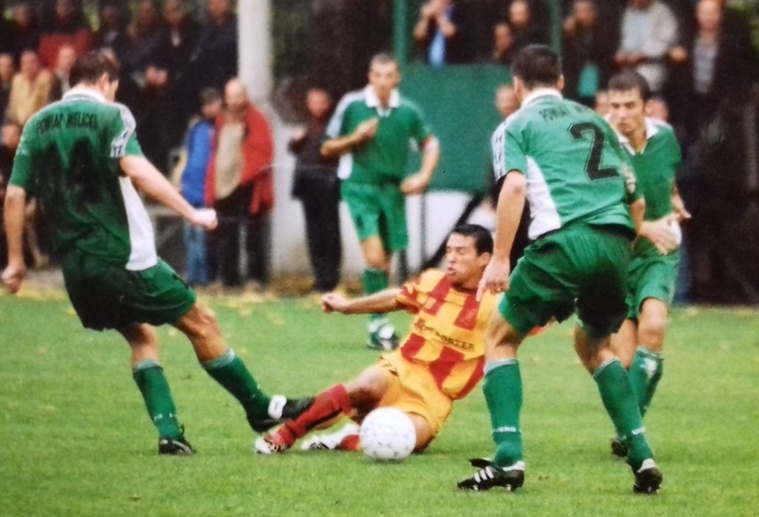 2003 r., Górnik - Korona Kielce. Hermes otoczony przez...