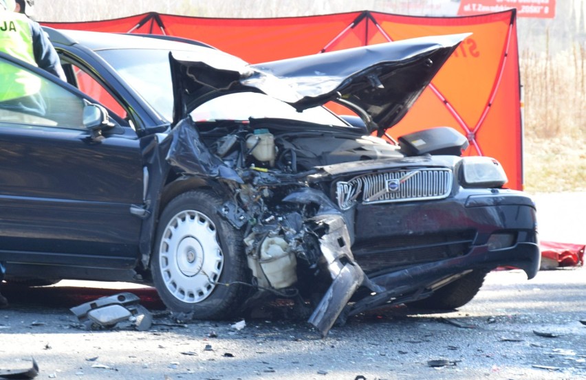 Wypadek w Zabrodziu. Zderzyły się dwa samochody. Jedna osoba zginęła. 14.03.2022