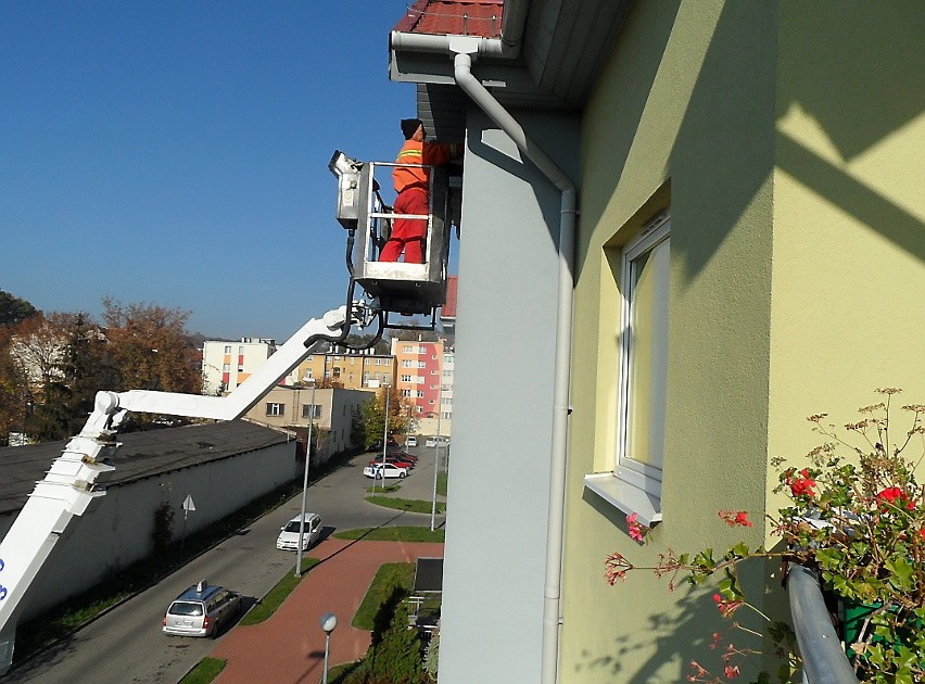 Okna w budynkach na Nowym Tarpnie, administrowanych przez...