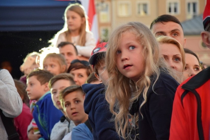 Częstochowa: Natalia Nykiel wystąpiła na dachu autobusu Red...