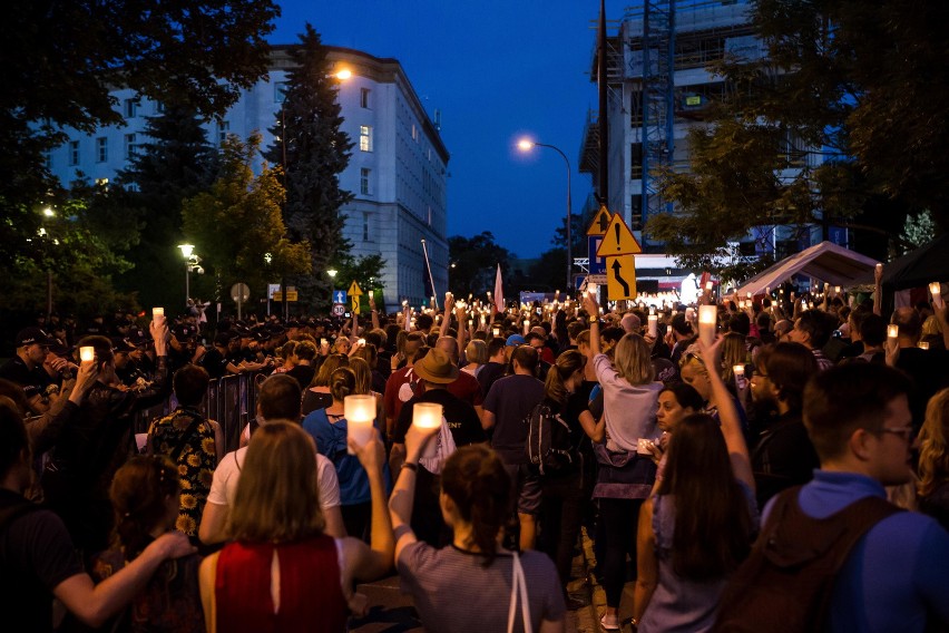 Łańcuch Światła w Warszawie [ZDJĘCIA] Demonstracja przed Pałacem Prezydenckim i marsz przed Sejm