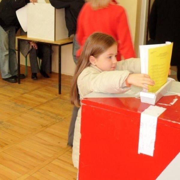 W Stalowej Woli, podobnie jak w innych miejscowościach, dzieci wyręczały rodziców i wrzucały za nich do urny karty do głosowania.