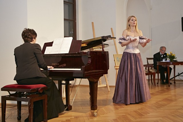 Piękny recital dała Magdalena Idzik (z prawej), solistka Opery Narodowej. Na fortepianie akompaniowała jej Agnieszka Kozło.