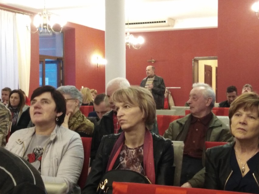Wiceminister Anna Krupka w Małogoszczu. Mówiła o "Nowej Piątce" i wyborach do europarlamentu. Mieszkańcy pytali o program "Czyste powietrze"