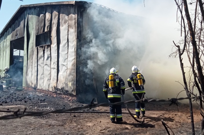 Pożar hali w Wielkopolsce. Z ogniem walczyło 10 zastępów...