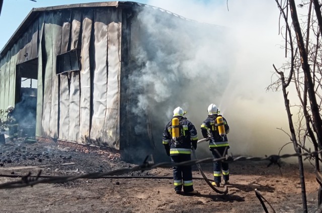 Pożar hali w Wielkopolsce. Z ogniem walczyło 10 zastępów straży pożarnej.Zobacz zdjęcia --->