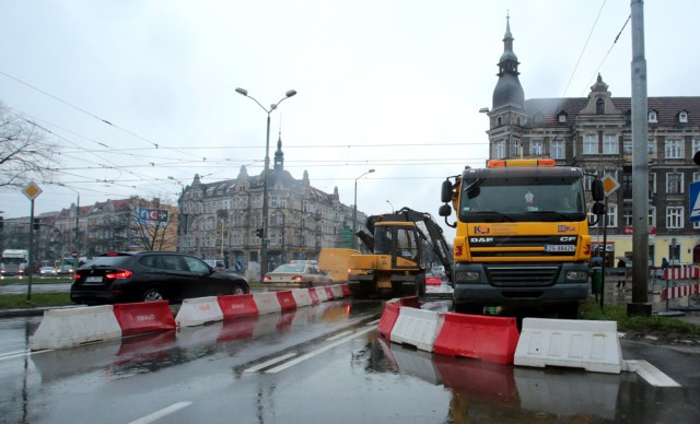 Remont torowiska w Alei Piastów. Najciężej było przejechać przez plac Kościuszki.