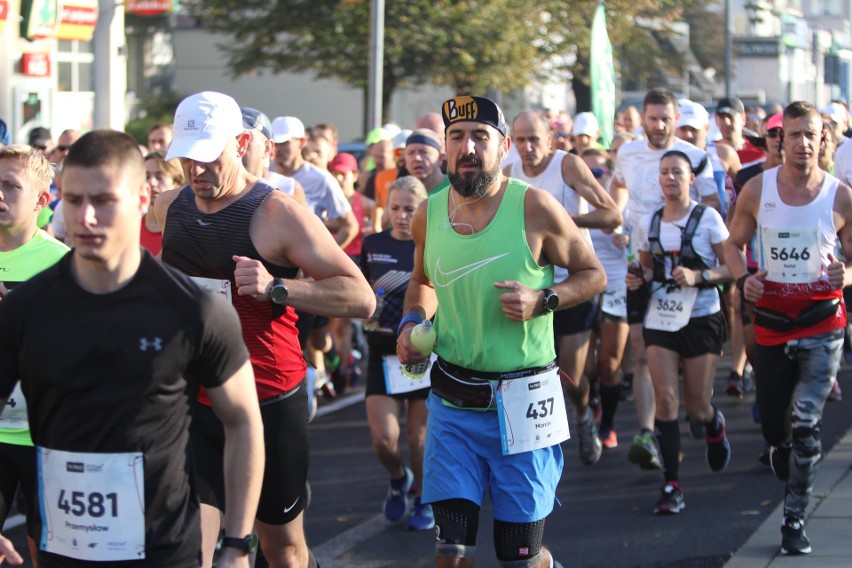 Zdjęcia z maratonu w Poznaniu 2018 - biegacze na pierwszym...