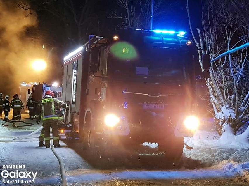 Pożar domu w Opaleńcu (gmina Chorzele). Akcja ratownicza trwała sześć godzin. 11.02.2021. Zdjęcia