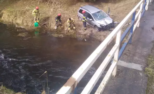 Wypadek: O włos od nieszczęścia po Świdwinem. Samochód prawie wpadł do rzeki