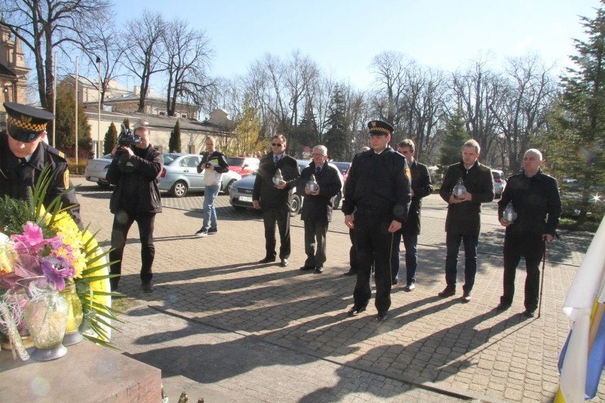 Władze Kielc złożyły kwiaty pod pomnikiem papieża Jana Pawła II