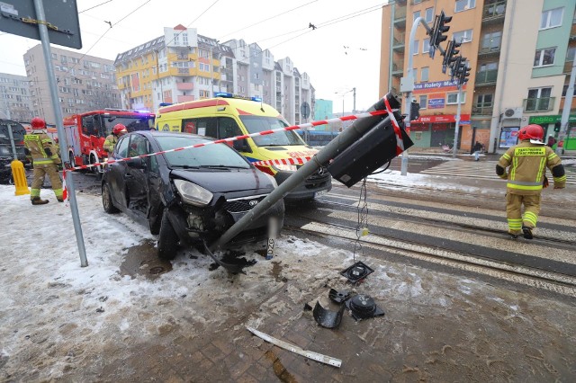 Radiowóz skasował sygnalizację na pasach. Wypadek na Ołbinie we Wrocławiu