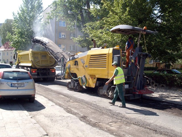 Wczoraj drogowcy z Infrabudu rozpoczęli zrywanie asfaltu z ul. Moniuszki. Dziś odcinek tej ulicy, od ul. Piłsudskiego do ul. Matejki, ma być zamknięty dla ruchu pojazdów. 