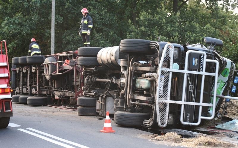 Świecie. Wywrócił się tir ze słomą