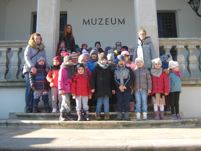 „Mali Odkrywcy” wraz z opiekunkami przed siedzibą szydłowieckiego muzeum.
