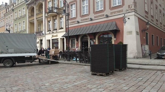 W przypadku obszarów objętych formalnie strefą zamieszkania, w wyjątkowych wypadkach, jeśli warunki przestrzenne to umożliwiają, istnieje możliwość lokalizacji ogródków w części lub w całości na jezdni. Pozwala to na swobodny ruch pieszych zarówno ulicą jak i chodnikiem. Czytaj dalej --->