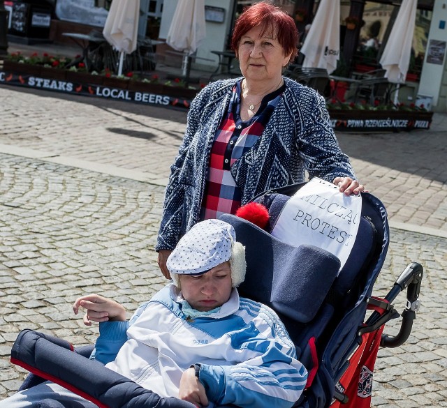 Danuta Rzepka z Bydgoszczy ze swoją córka Kariną popierały protestujących w sejmie rodziców niepełnosprawnych dorosłych dzieci.