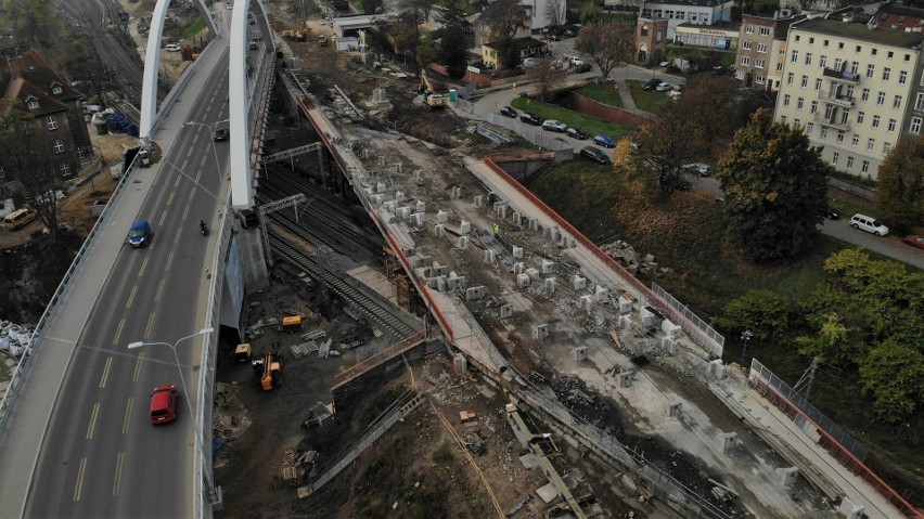 Wiadukt nad torami kolejowymi w ciągu ul. Trakt św. Wojciecha został przecięty na pół [ZDJĘCIA]