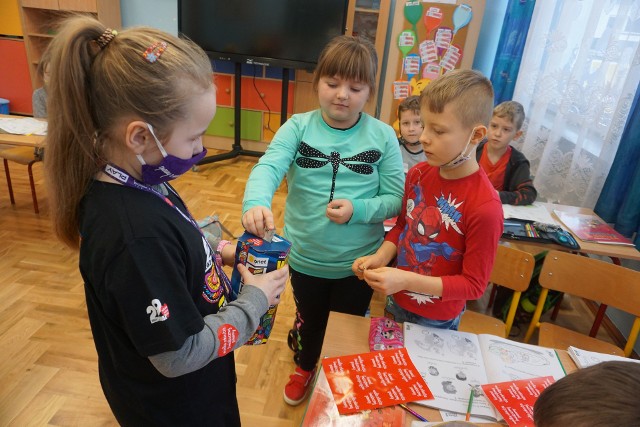 7-letnia Ola Janda kwestowała w szkole Podstawowej w Bogorii