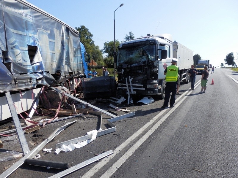 Wypadek w Lipniku. Z ciężarówki zsunął się ładunek i uderzył w innego tira