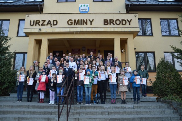 Pamiątkowe zdjęcie zawodników, trenerów i działaczy Ludowego Klubu Biegacza Rudnik przed Urzędem Gminy w Brodach.