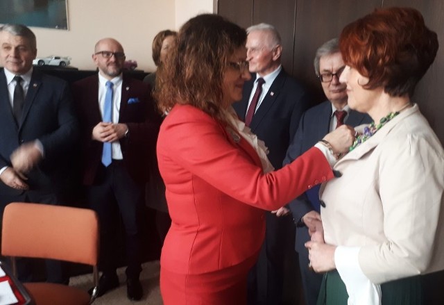 Wojewoda Agata Wojtyszek wręcza odznakę ministra Alicji Stępień.