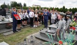 Znak Pamięci na grobie westerplatczyka z gminy Kazimierza Wielka. Wzruszająca uroczystość z inicjatywy szkoły. Zobaczcie zdjęcia i wideo