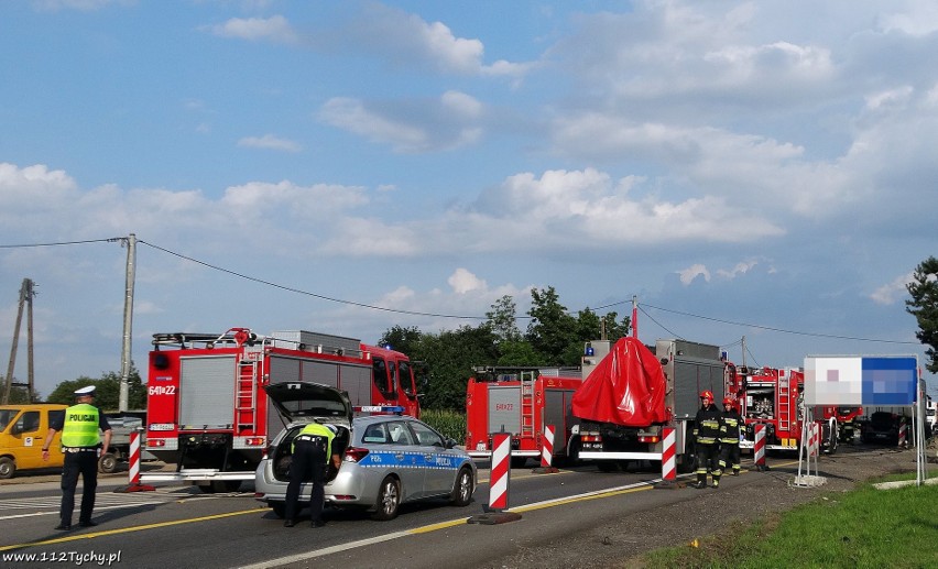 Tragiczny wypadek na DK 44 w Tychach: Zginął kierowca peugeota. Wjechał pod naczepę TIR-a