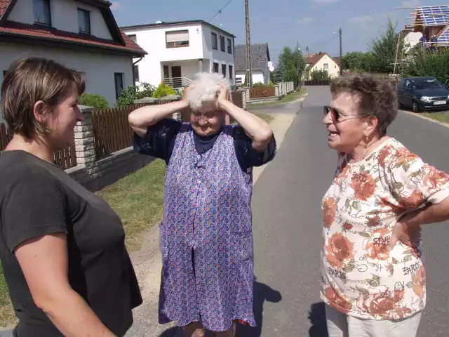 Izabela Joszko, Anna Kondziela i Helena Grysko boja się, że przez ich wieś zorganizują objazd.