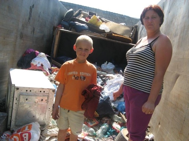 Bogusława Ziętek z najmłodszym synem Kacprem przy kontenerze, do którego powędrowało wszystko, co zostało zniszczone. M.in. pralka, którą też trzeba jeszcze kupić.