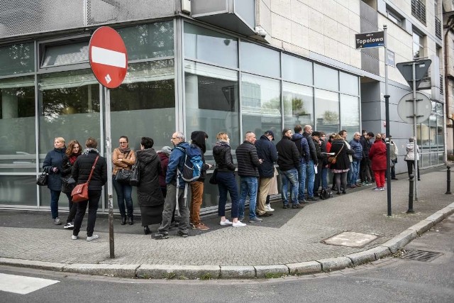 Poznaniacy umilają sobie czekanie na paszport