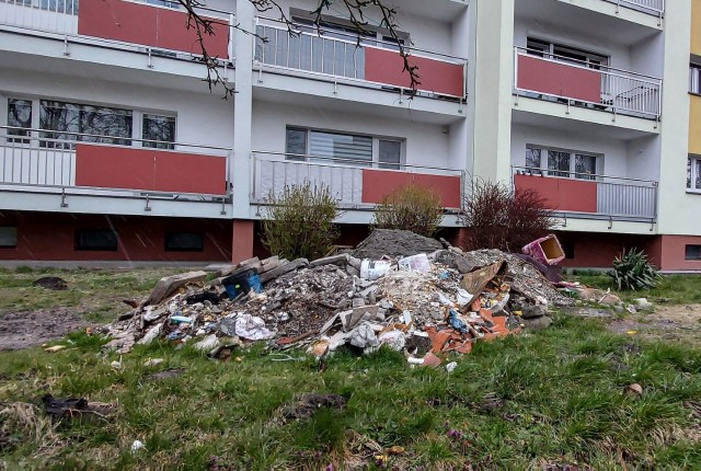 Wykonawca prac budowlanych nie zapomniał o odpadach. Remont budynków przy ul. Orlej jeszcze się nie skończył.