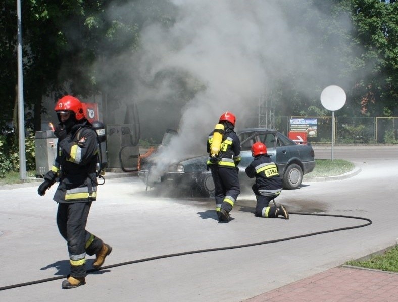 Ul. Wojska Polskiego: Palący się samochód wjechał na stację paliw (zdjęcia)